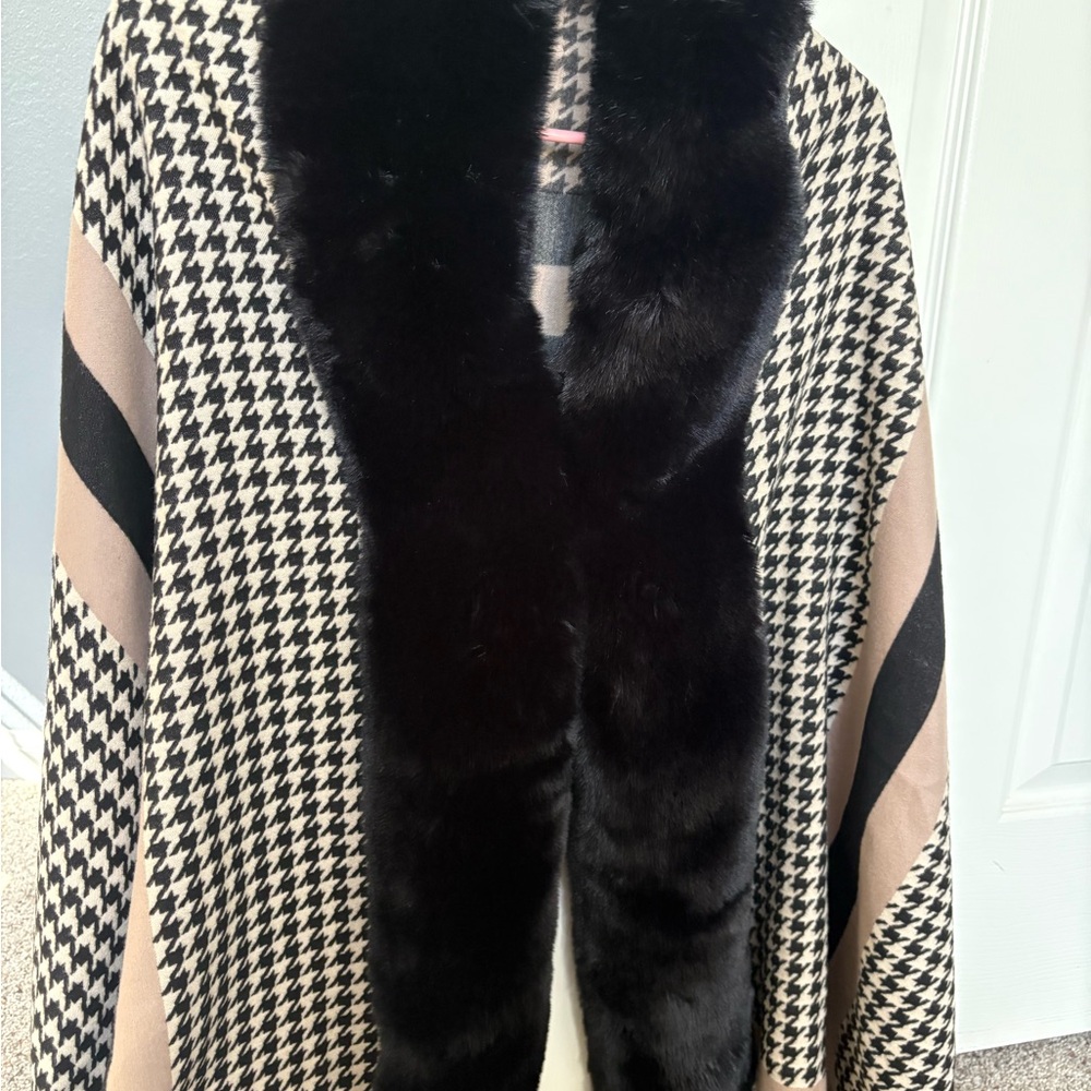 New La Fiorentina Faux Fur Trim Wrap